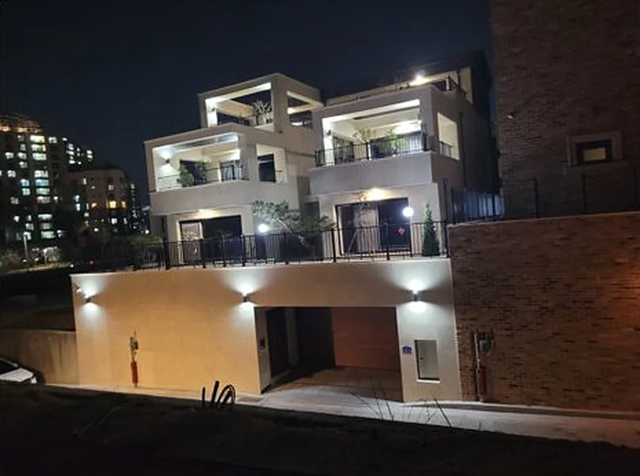 제주 단독주택의 야간 외관