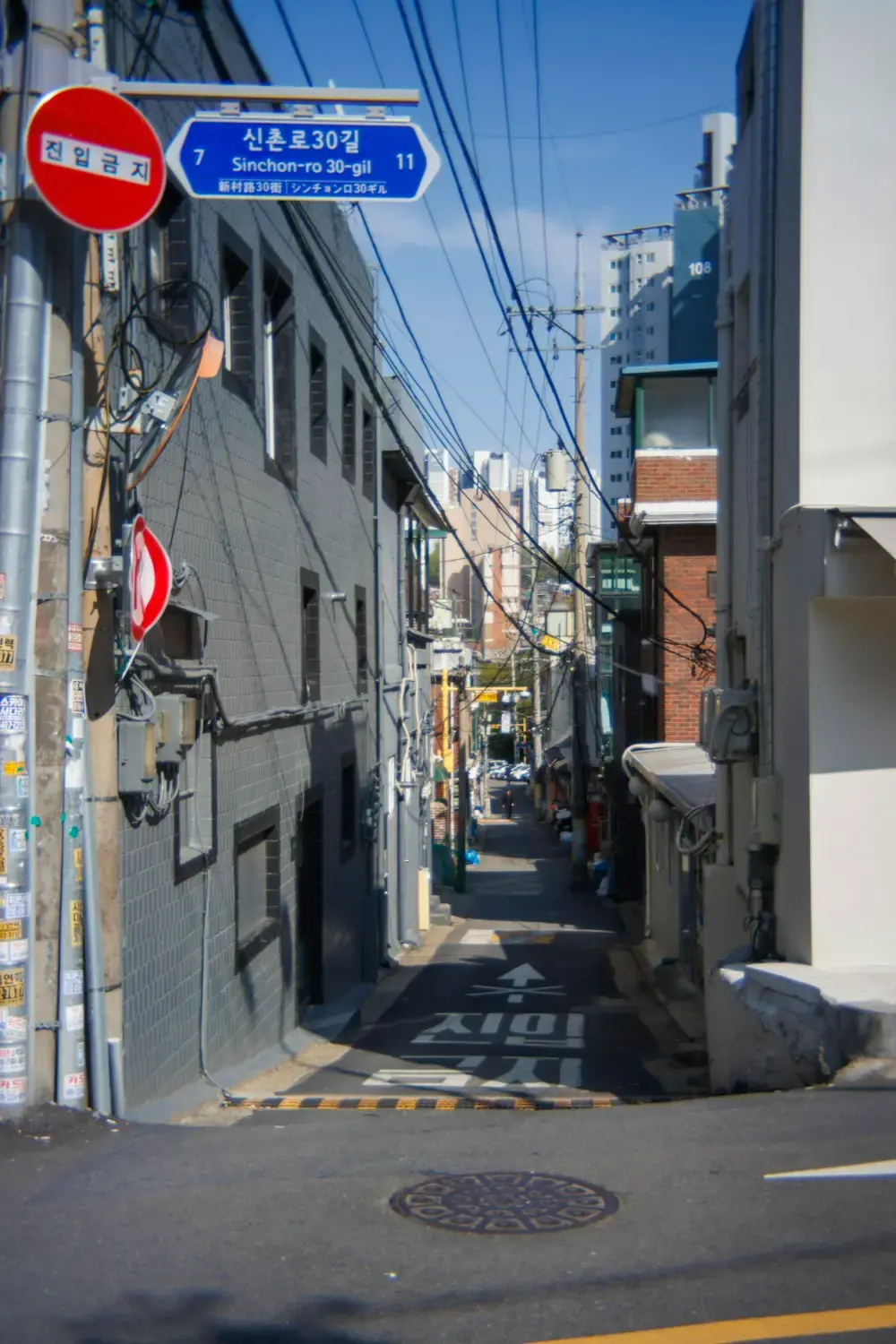좁은 골목과 노후 주택이 이어진 서울의 주거지